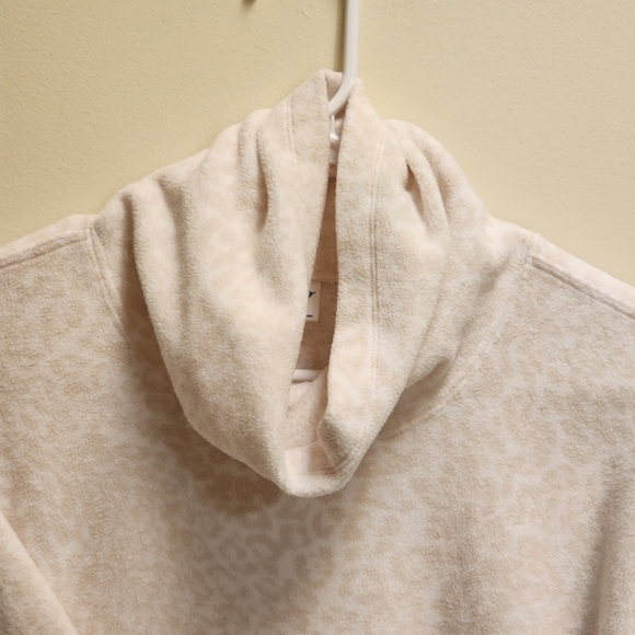 Old Navy Active Leopard Print Plush Fleece Pullover Cowl Neck Sweatshirt Size L - Picture 4 of 7